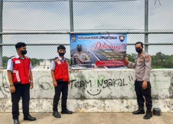 Spanduk Himbauan Larangan Pelemparan Batu di Jalan Tol